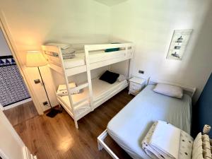 圣西普里亚诺德巴利亚尔塔CASA PARAÍSO PISCINA TRANQUILIDAD的小房间设有两张双层床和一张床