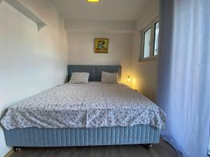 比耶拉Apart Hotel Apple Cat Montenegro KO Bijela的卧室配有带白色棉被的床