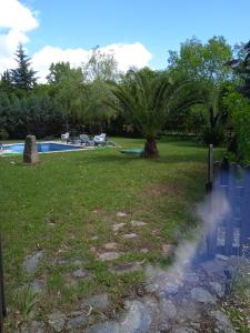 哈赖斯德拉韦拉LA CASONA的享有带游泳池的庭院景致