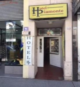 布宜诺斯艾利斯Hotel Piamonte的商店前方标有商店标志