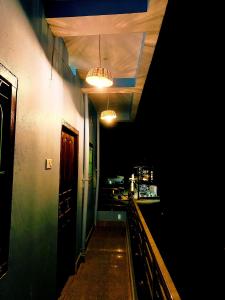 王舍城Nikunj Dorme的黑暗的房间,走廊上设有灯光
