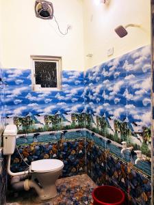 王舍城Nikunj Dorme的浴室墙上有云彩壁画