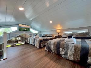 海厄沃西Retreat on the Lake的一间卧室设有两张床和窗户。