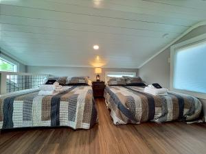 海厄沃西Retreat on the Lake的配有两张床的客房。