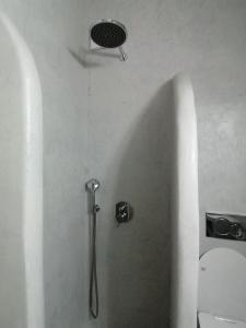 卡马利Vocamvilia Apartments的浴室内配有淋浴和头顶淋浴