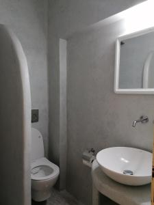 卡马利Vocamvilia Apartments的浴室配有白色卫生间和盥洗盆。