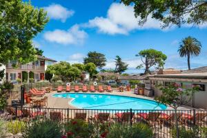 蒙特雷卡萨姆拉斯花园温泉酒店 的一个带桌椅的游泳池,一个度假村