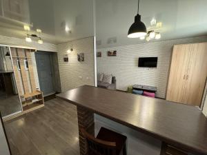 文尼察Затишна квартира для Вашої родини的一间厨房,在房间内配有台面