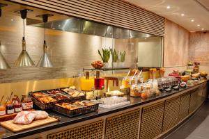 希灵登喜来登伦敦希思罗天际线酒店的包含多种不同食物的自助餐