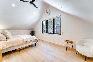 Soda SpringsLuxe Soda Springs Cabin Hot Tub, Forest-View Deck的一间卧室设有一张床和一个窗口