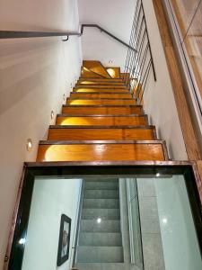 马赛Villa Prestige Confort & Piscine的一座带玻璃门的建筑中的楼梯