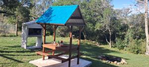 塞拉纳镇Bramasole Serrano的庭院中带蓝色屋顶的凉亭