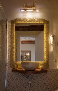 阿祖罗港B&B Il Casale di Monserrato的一间带大水槽和镜子的浴室