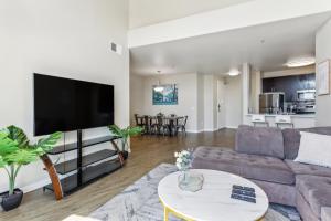 洛杉矶Modern 2bedroom Apartment with Pool的带沙发和平面电视的客厅