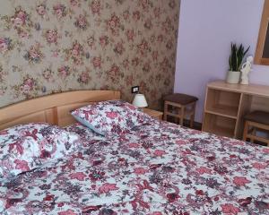 伊利尔斯卡比斯特里察Domačija Bubec的一间卧室配有一张带花卉床罩的床