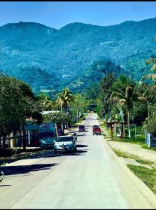 圣克鲁斯德约霍阿Cabaña de campo en el lago de yojoa的一条有汽车沿着山路行驶的街道