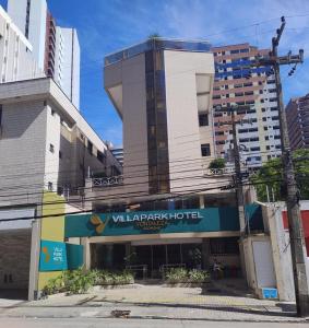 福塔莱萨Villa Park Hotel Fortaleza - antes Hotel Villamaris的城市里一座建筑,有一间华丽的玛格丽克酒店