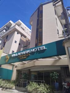 福塔莱萨Villa Park Hotel Fortaleza - antes Hotel Villamaris的一座有马里奥特酒店标志的建筑