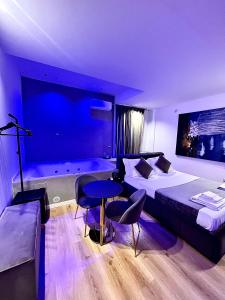 巴勒莫Four Luxury Suite的酒店客房配有一张床铺和一张桌子。