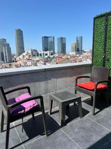 伊斯坦布尔The Blue Suites的美景阳台配有两把椅子和一张桌子