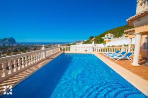 卡尔佩Villa Gran Sol by Abahana Villas的房屋阳台上的游泳池