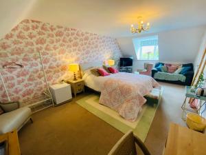 特尔福德Number 2, Spacious Rooms, Near Ironbridge!的一间卧室配有一张床、一把椅子和一张沙发