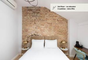 维尔纽斯GRAND CROWN的砖墙房间的一个床位