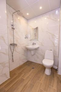 桑丹斯基Family Hotel Ambrozia的浴室配有卫生间、盥洗盆和淋浴。
