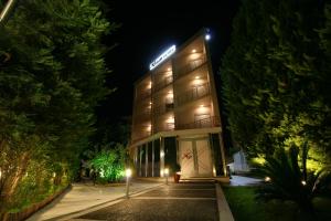 雅典X Dream Hotel-Adults Only的上面有灯的标志的酒店大楼