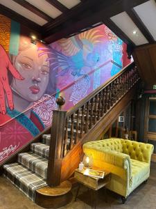 鲍内斯温德米尔The Ryebeck Hotel的一间设有壁画楼梯的房间