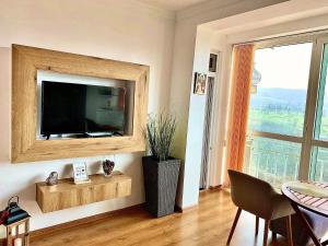 大特尔诺沃Tsarevets panoramic apartments Veliko Tarnovo的客厅设有壁挂式平面电视。