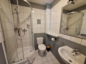 库特诺Hotel Restauracja Rondo的带淋浴、卫生间和盥洗盆的浴室