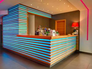 卡奥莱克莱奥费酒店的一间有条纹墙的酒店客房内的色彩缤纷的酒吧