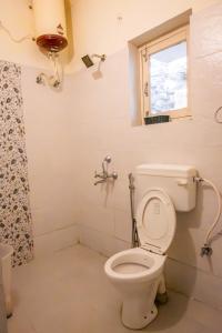 奈尼塔尔Dew Drops Homestay的一间带卫生间和窗户的浴室