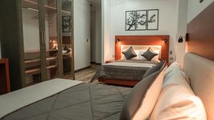 奥塔瓦洛Hotel Sacha Golden的一间酒店客房 - 带一张床和一间浴室