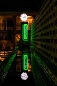 圣安吉洛Angoria Hotel的夜晚建筑物上的绿灯