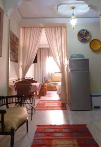 马拉喀什Appartement Wassim - Gueliz的客厅设有1间带1张床和1张沙发的卧室