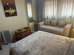 马拉喀什Appartement Wassim - Gueliz的酒店客房,配有床和沙发