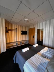 斯科加尔弗斯Hótel Skógafoss by EJ Hotels的酒店客房设有两张床和电视。