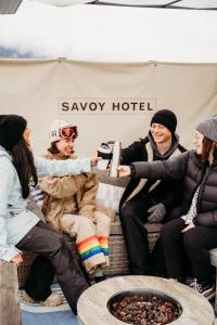 尼尔逊Savoy Hotel的一群坐在帐篷中的妇女