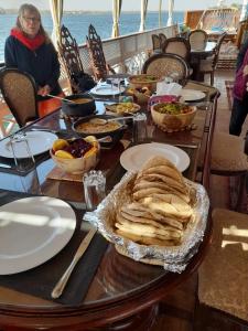 卢克索Dahabiya Nile Cruise的一张桌子上放着一大堆食物