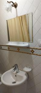 卢克索Dahabiya Nile Cruise的一间带水槽和镜子的浴室