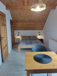 博博利采Jurajska Chata的一间卧室设有一张床和木制天花板