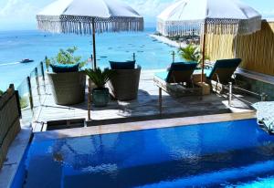 蓝梦岛伦博港和谐酒店的海景游泳池