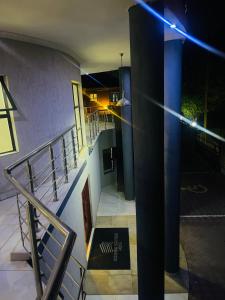 哈博罗内Rosenia Boutique Hotel 20792 Block 3的一座建筑,上面有一道光线