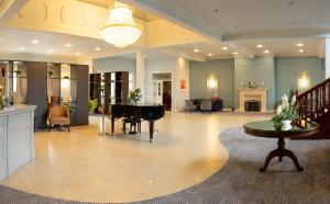 巴利纳巴利纳民族大酒店的一个带钢琴和客厅的大型大堂