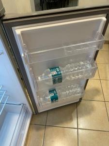 卡塔尼亚Homesweet的配有两瓶水的开放式冰箱