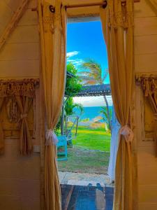 卡诺格布拉达Raio de Sol Residence的享有海景的开放式窗户