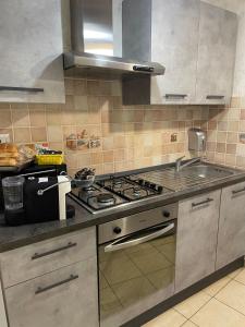 卡塔尼亚Homesweet的厨房配有炉灶和水槽