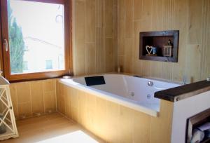 圣温琴佐Agriturismo Suite del Conte的客房内的浴室设有大浴缸